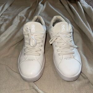 On Cloud THE ROGER Advantage All White
Size: 8